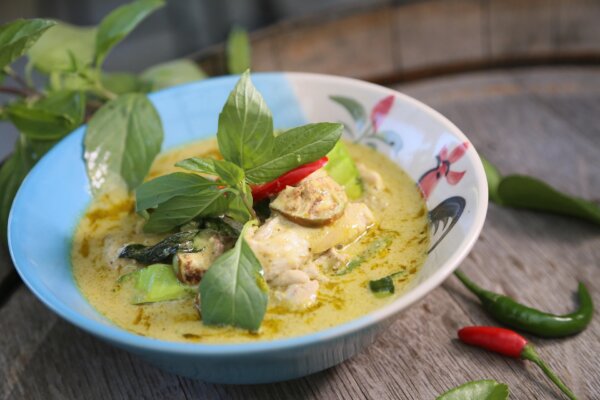 Thai-Feeling im Kochtopf: Frische Gerichte mit Zitronengras & Thai-Basilikum