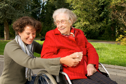 Betreute Seniorin im Rollstuhl
