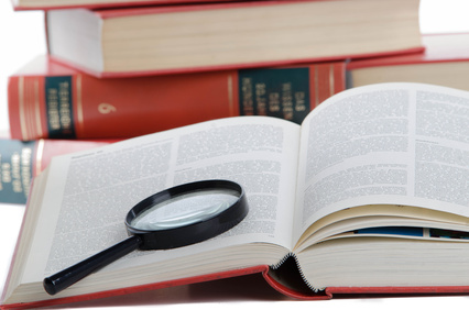 bücher mit einer lupe